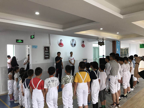 世界击剑冠军张亮亮走进南京市玄武高级中学.jpg