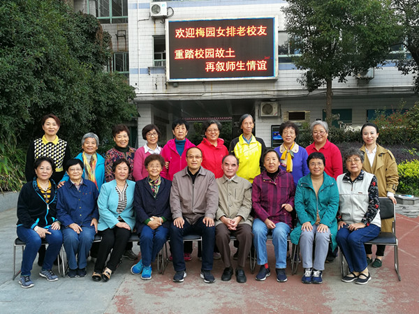 女排老校友重踏玄武高级中学校园故土.jpg