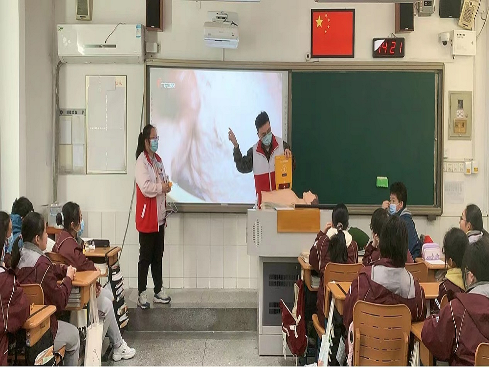 玄武高级中学高一年级举办“急救培训进校园”活动.png